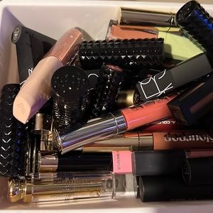 Lipstick/lip gloss/ liquid lipstick